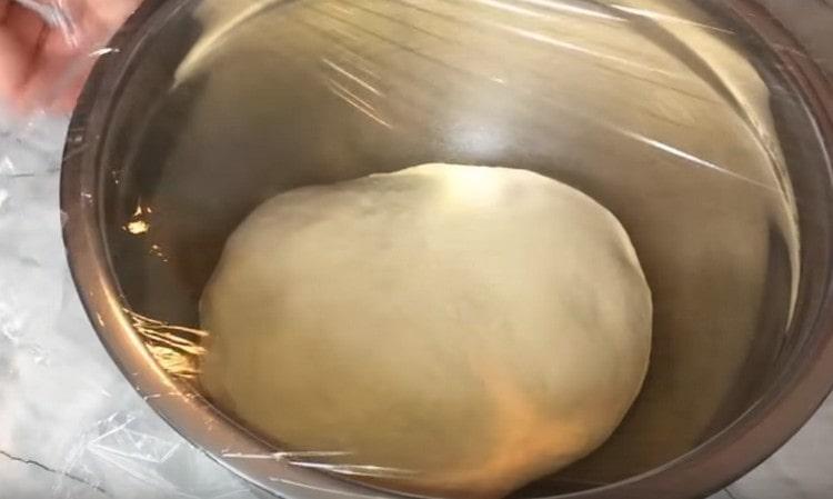 Pendant une heure, nous laissons la pâte dans un bol afin qu’elle s’ajuste.