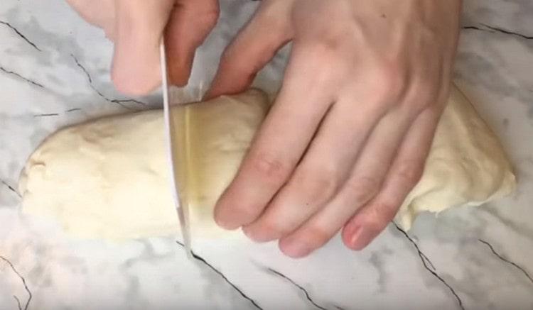 Lorsque la pâte se lève, divisez-la en portions.
