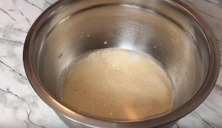 Dissoudre la levure avec du sucre dans de l'eau tiède.