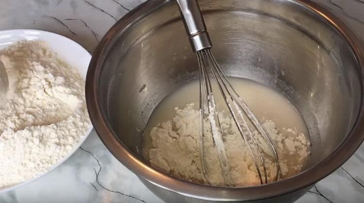 Ajouter la farine, mélanger.