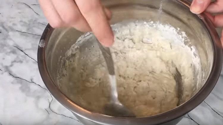 Ajouter progressivement la farine