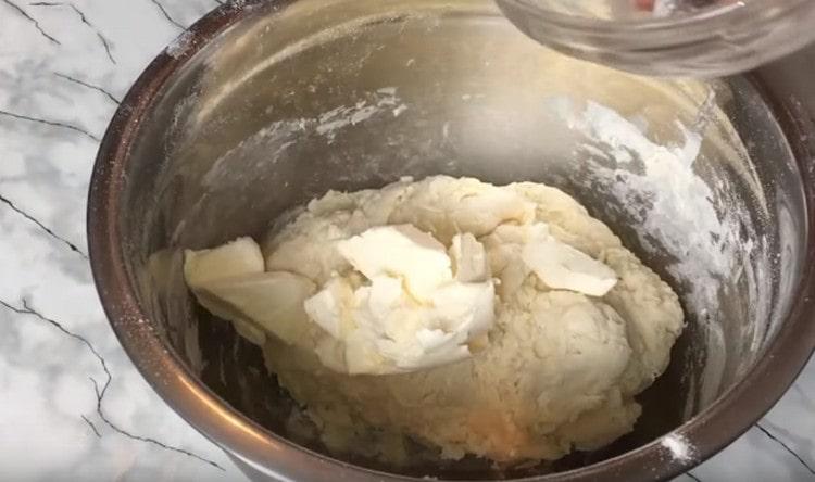 Ajoutez du beurre ramolli à la pâte.