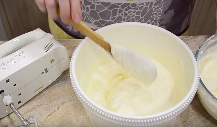 Mélanger la crème avec une masse de fromage à la crème et de gélatine avec du lait.