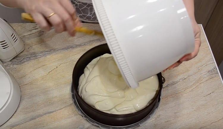 La crème délicate obtenue est coulée dans un moule à la base.