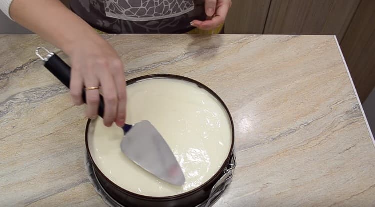 lopaticom izravnajte masu i poslastite desert u hladnjak.