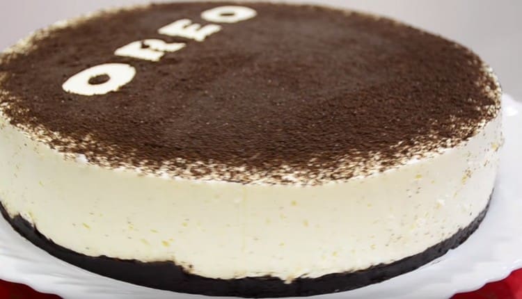 Le gâteau au fromage Oreo est très beau.