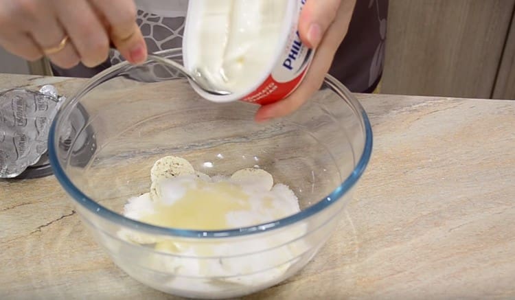 Dans un bol de crème de biscuits Oreo, ajoutez le fromage à la crème.