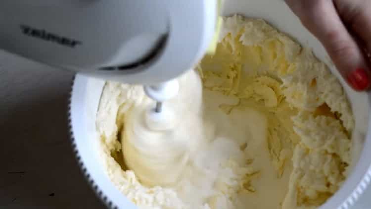 Battre les ingrédients du gâteau au fromage