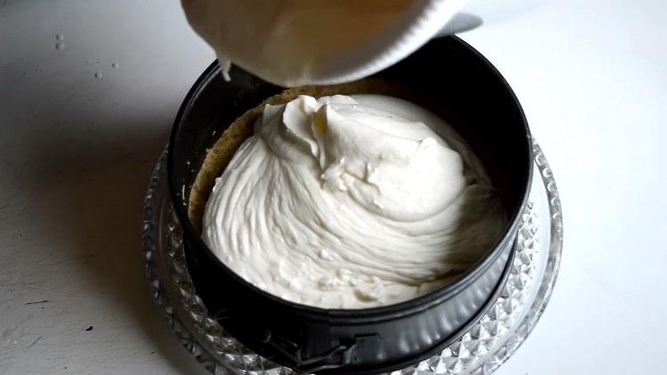 Pour on the base, in the form of a filling with mascarpone