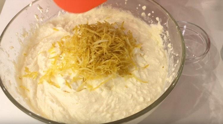 Add lemon zest to the curd mass.