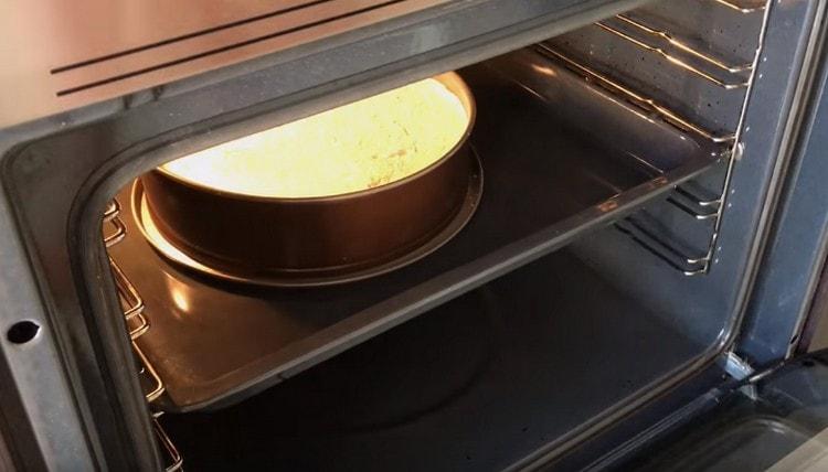 Ipadala ang cheesecake sa oven.