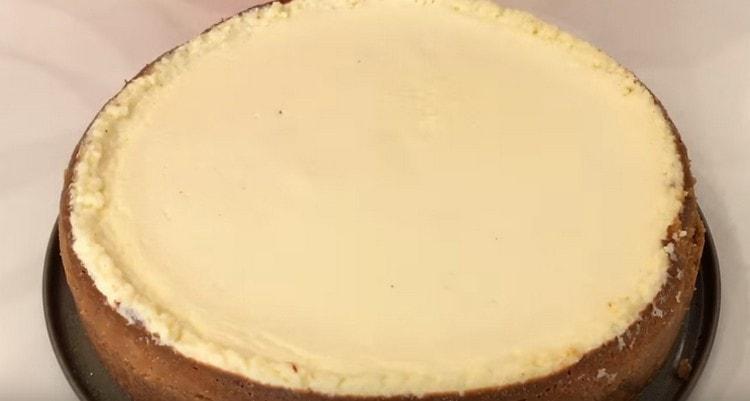 Un tel gâteau au fromage à base de biscuits et de fromage cottage après la cuisson devrait rester au réfrigérateur pendant 7 à 8 heures.