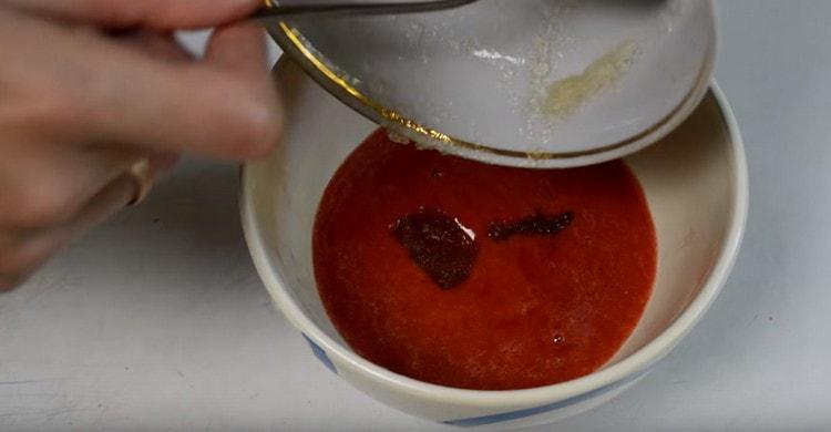 Ajouter la gélatine à la purée de fraises chaude et mélanger jusqu'à dissolution complète.