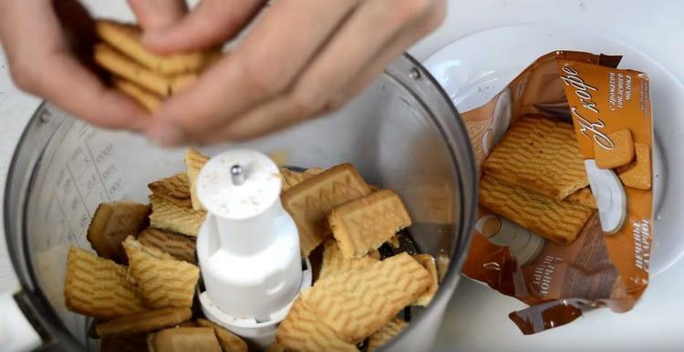 Mettez les biscuits dans un mélangeur et broyez-les en miettes.