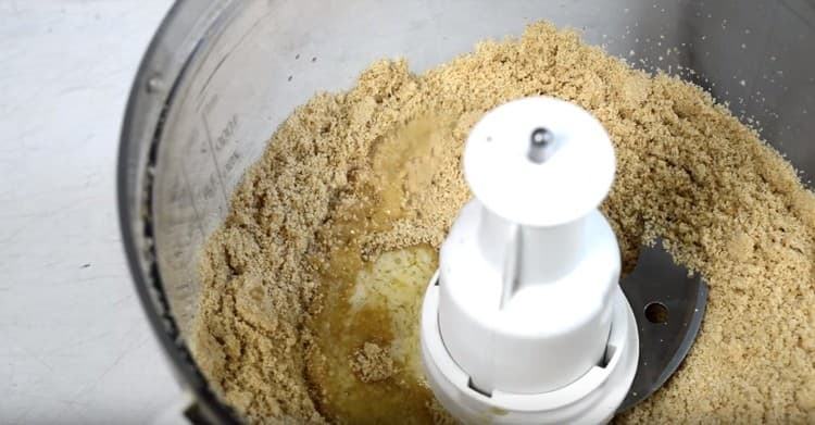 Ajouter le beurre fondu au foie broyé et mélanger.