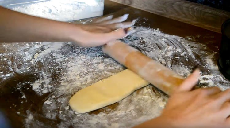 Nous rassemblons la pâte restante dans une saucisse et la déroulons sur les côtés du gâteau au fromage.