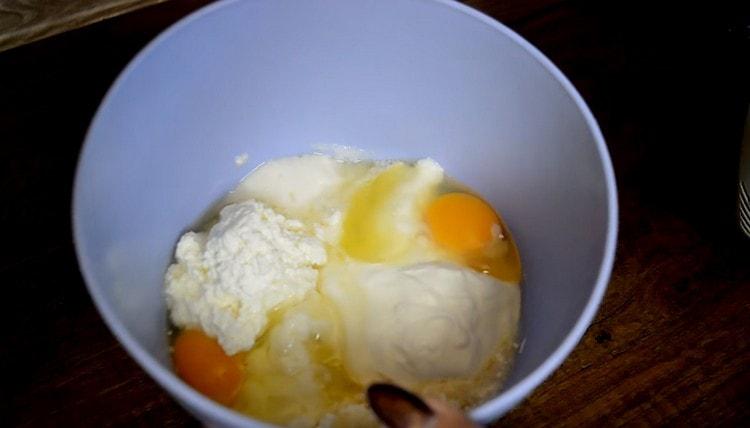 En un tazón combinamos requesón, crema agria, huevos, azúcar.