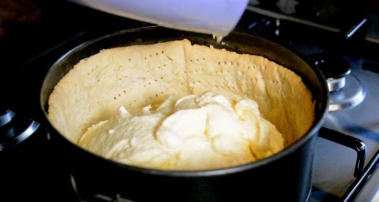 We spread the curd with mascarpone on a previously baked base.