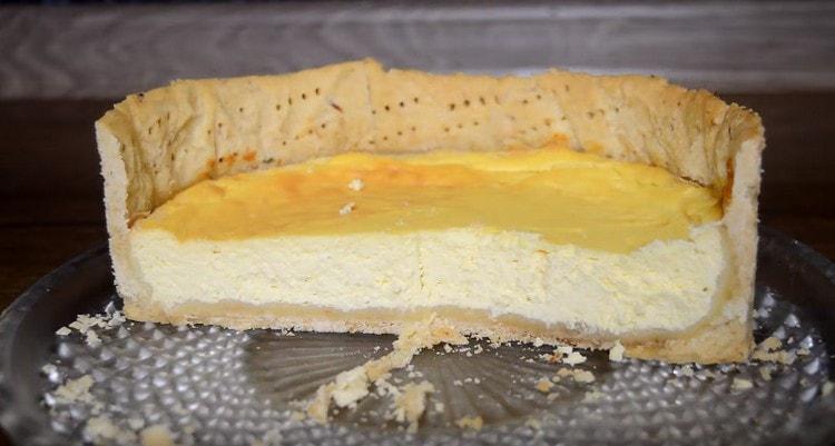 Mascarpone cheesecake treba potpuno ohladiti prije nego što ga izvadite iz kalupa.