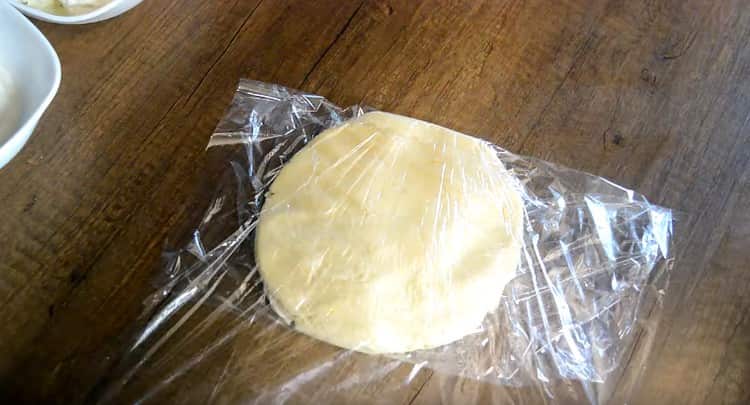 Having wrapped the dough in cling film, we send it to the refrigerator.