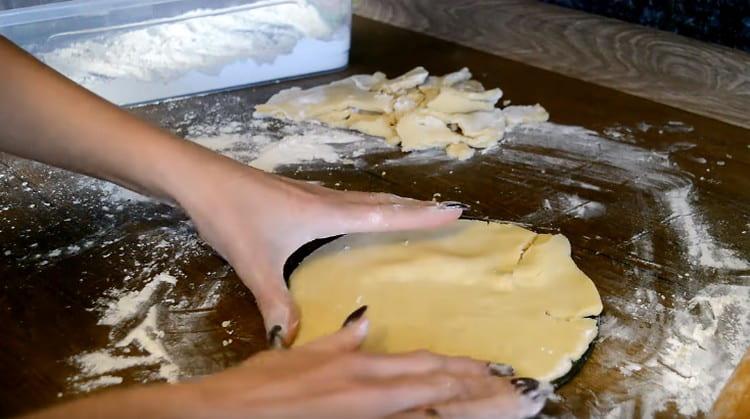 Nous déplaçons le cercle résultant de la pâte vers le bas de la forme détachable.