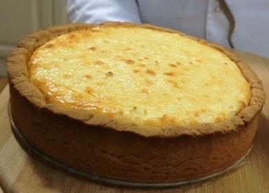 Cheesecake russe avec du fromage cottage avec des pâtisseries - un dessert simple et délicieux avec une sauce à la fraise