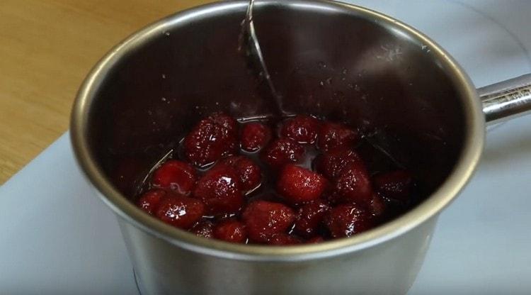 Boil the berries with sugar.