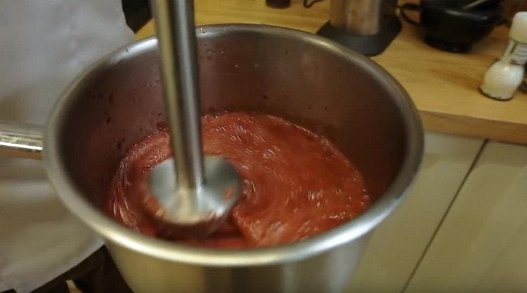 We boil the boiled strawberry mass with a submersible blender.