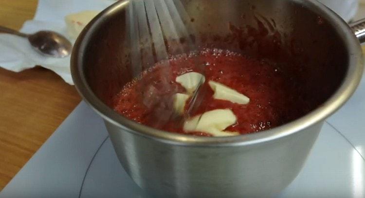 Add a little butter to the strawberry mass and mix again.