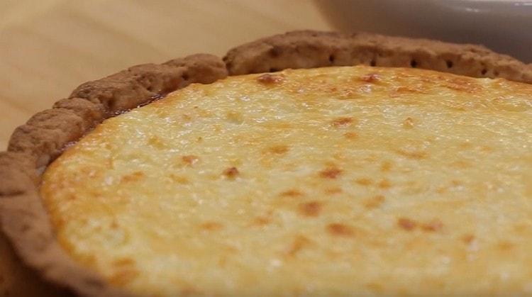 Voici un gâteau au fromage avec du fromage cottage et des pâtisseries, vous pouvez facilement cuisiner à la maison.