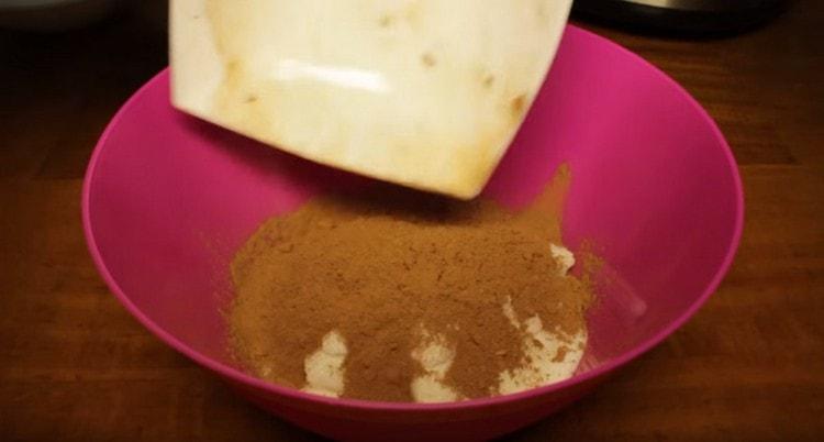 Dans un bol, mélanger le sucre et le cacao.
