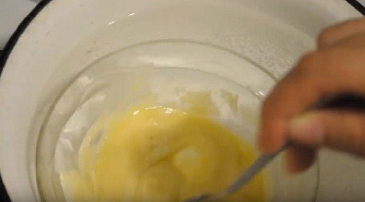 Pour préparer le glaçage, faites fondre le beurre et le chocolat blanc au bain-marie.