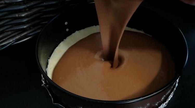 Vierta la masa de cuajada de chocolate sobre la base de la masa.