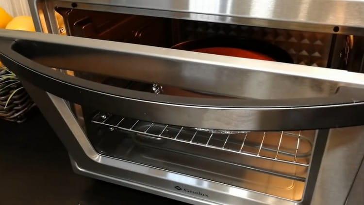 Nakon pečenja, cheesecake treba ostaviti u pećnici sa zatvorenim vratima dok se potpuno ne ohladi, a zatim poslati u hladnjak.