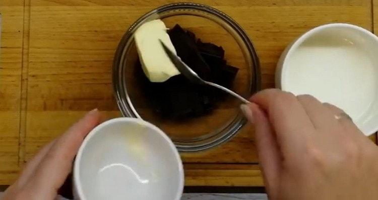 Para preparar el ganache, combine el chocolate restante con la mantequilla.