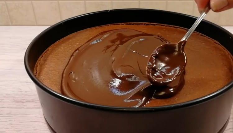 Rezultirajući ganache prekriva desert.