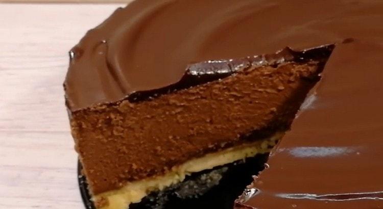 This chocolate cheesecake is incredibly delicious.