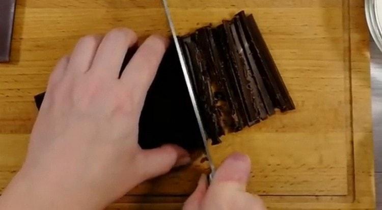 Se macină ciocolata cu un cuțit.
