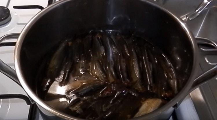 The fish is ready, it is necessary that it is completely cooled on the stove.