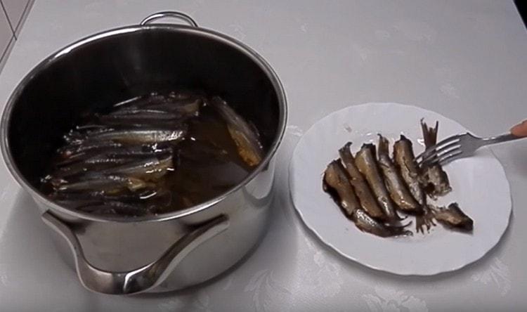 Presque tout le monde peut fabriquer de tels sprats à la maison à partir de capelan.