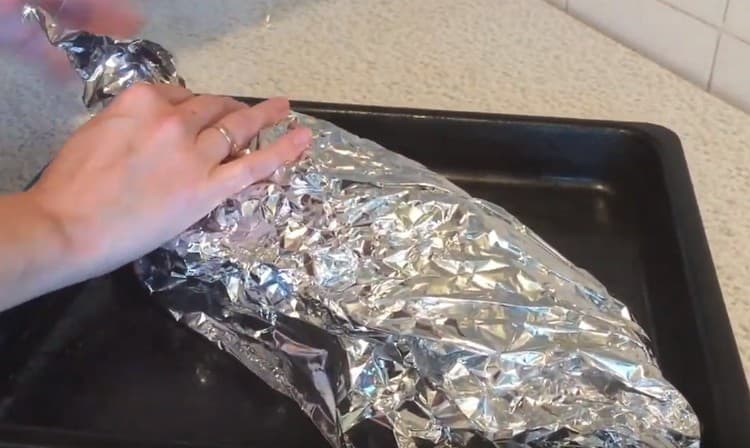 At the end of baking, the foil on top must be removed so that the fish is browned.