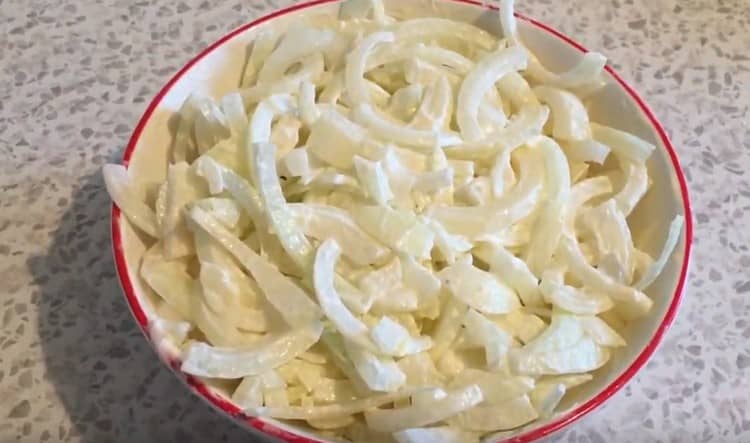 Mix chopped onion with mayonnaise.