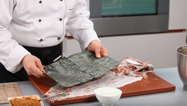 We try on how many sheets of nori fit on the skin of a pike.