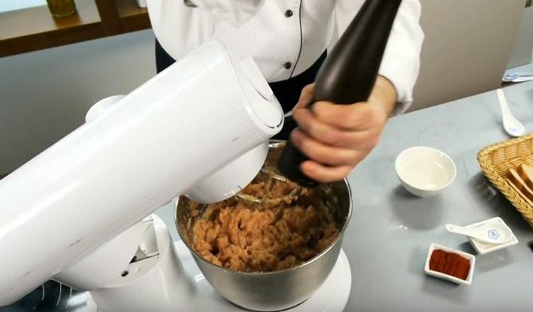 Sal y pimienta la carne picada, agregue un poco de agua para la jugosidad.