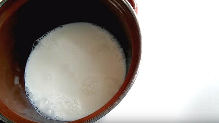 Pour préparer la crème, envoyez une casserole avec du lait au feu.