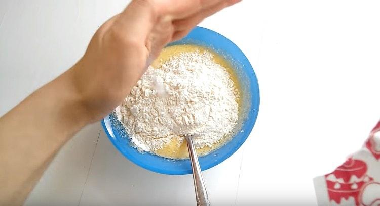 Ajouter la farine et la vanilline à la masse de jaune.