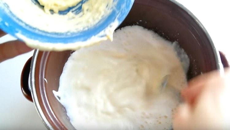 Agregue la masa espesa de yema a la leche caliente.