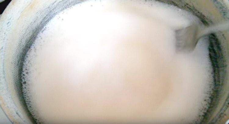 Lleve a ebullición la solución de aceite de leche.