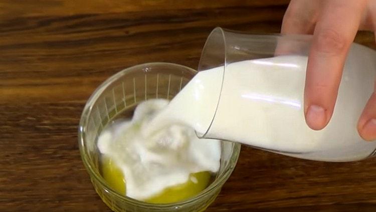 Žumanjke kombinirajte s mlijekom.