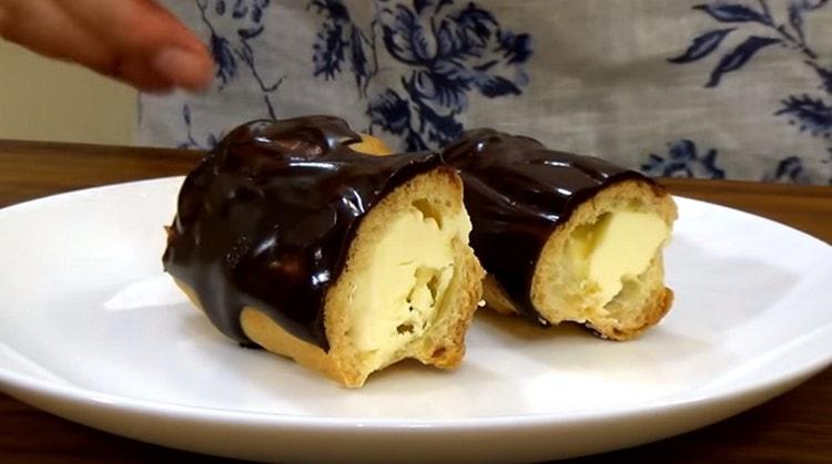 Ceci est une recette classique pour les éclairs.